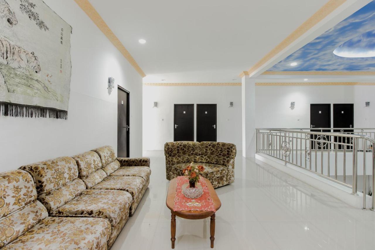 Reddoorz Near Sam Ratulangi Airport Manado Hotel Exterior foto